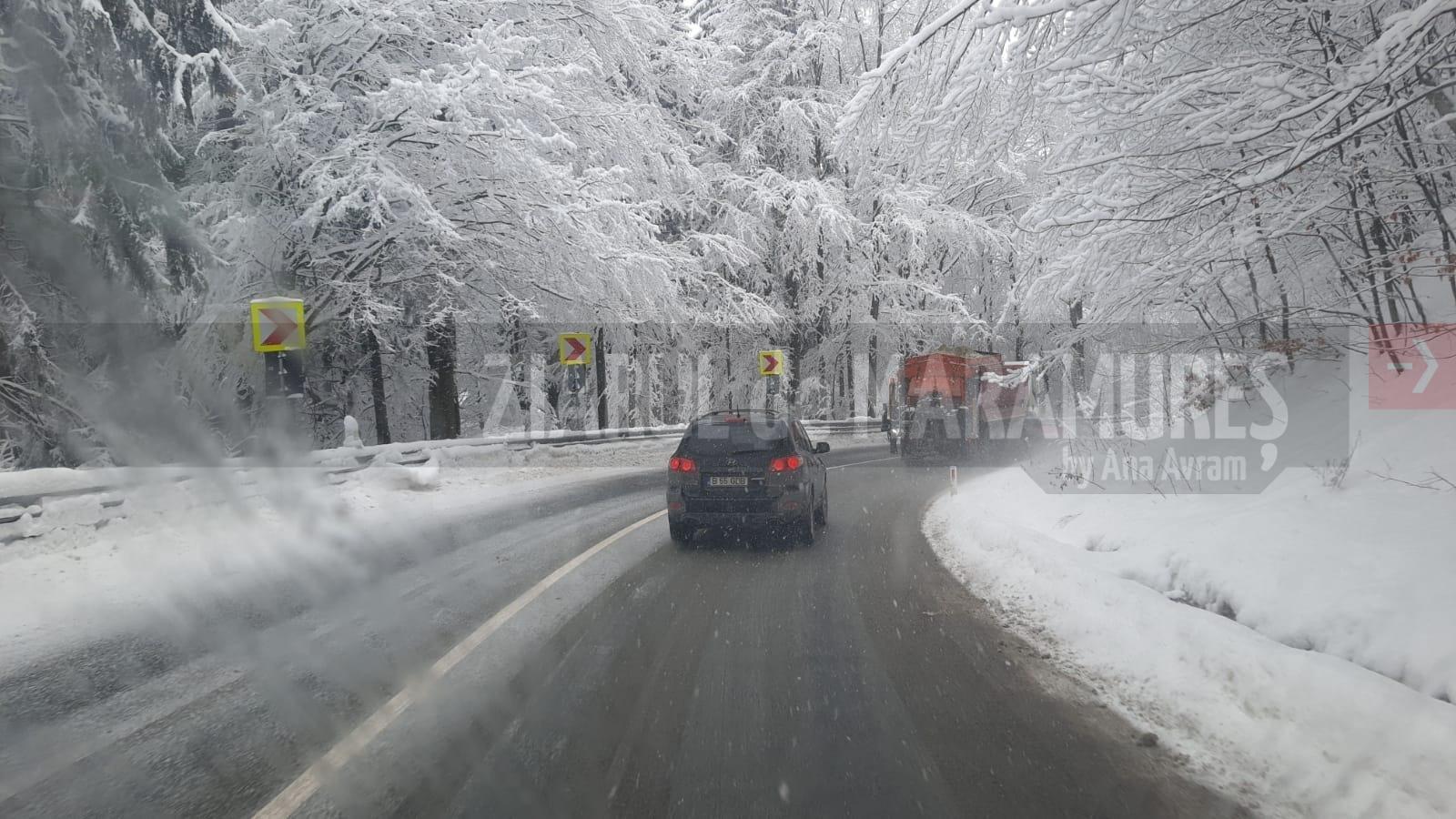 Info trafic: În pasul Prislop, zăpadă frământată pe carosabil. Minima zilei este de -7 grade C