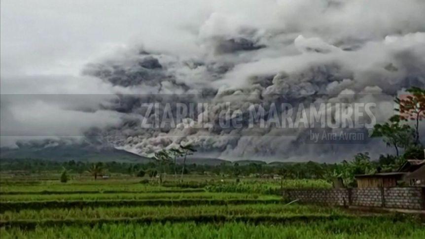 Vulcanul indonezian Semeru a început să erupă