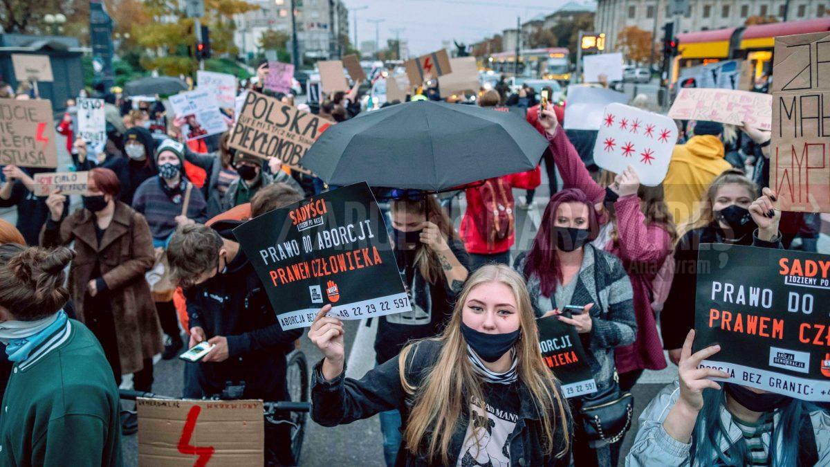 Proteste în Polonia după decizia privind interzicerea avortului