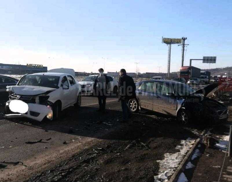 ACTUALIZARE-Accident rutier pe Bulevardul Independenței din Baia Mare. Două persoane au fost transportate la spital