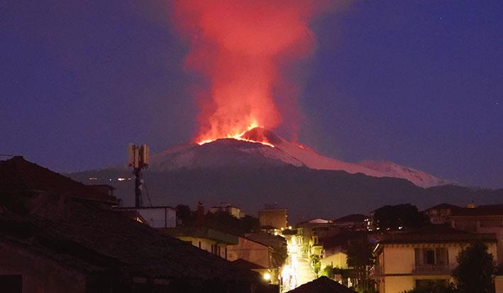 Vulcanul Etna continuă să expulzeze în aer lavă și cenușă