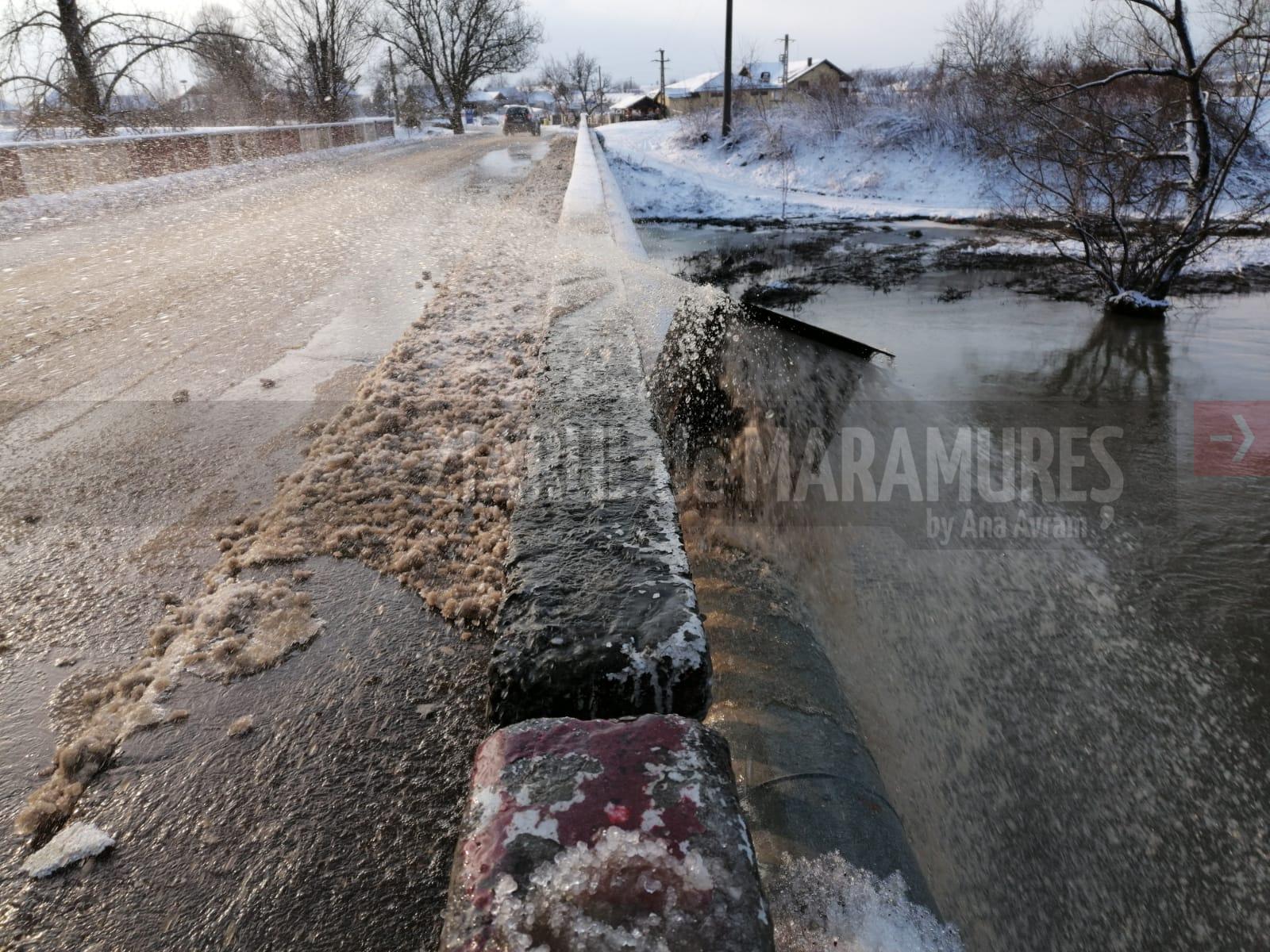 VIDEO-Podul de la Cătălina-Apa de la o conductă se revarsă pe șosea. Atenție la ghețuș!