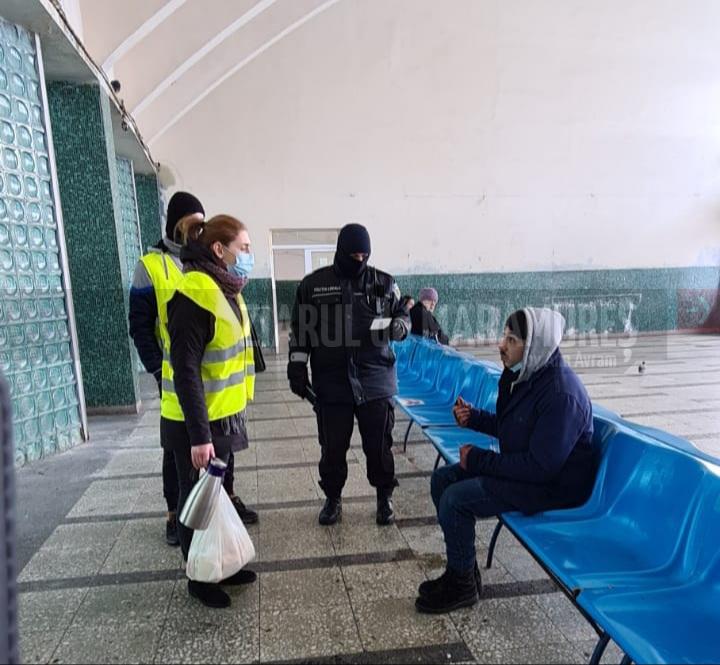 FOTO-Oamenii străzii au primit sandviciuri și ceai cald de la angajații DAS Baia Mare și polițiștii locali