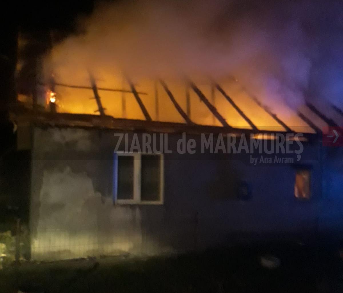 Două incendii în ultimele 24 de ore pentru pompierii de la ISU Maramureș. Acoperiș cuprins de flăcări la Petrova