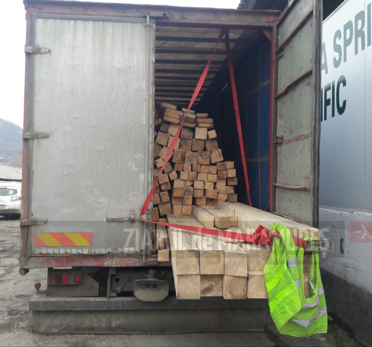 Transport ilegal de material lemnos. Dosar penal pentru șoferul unei autoutilitare depistate pe raza orașului Baia Sprie