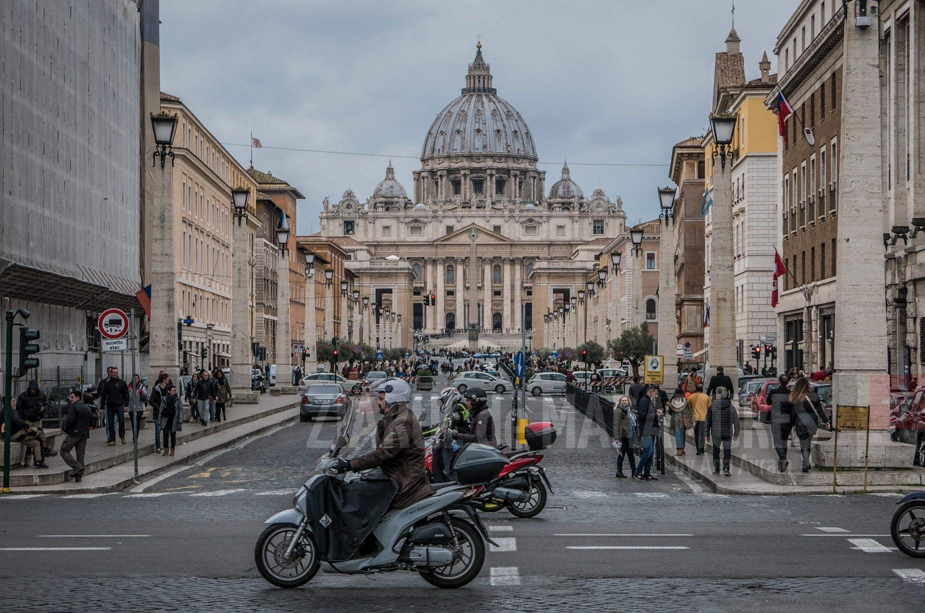 Papa dispune tăieri de salarii pentru cardinali și clerici pentru a salva posturile celorlalți angajați