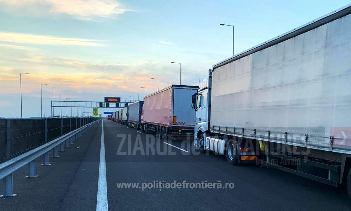 Trafic intens la graniţa cu Ungaria pentru automarfare, după restricţiile de circulaţie impuse de ţara vecină