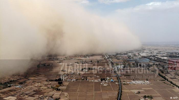 O imensă furtună de nisip a „înghiţit” un oraș din China