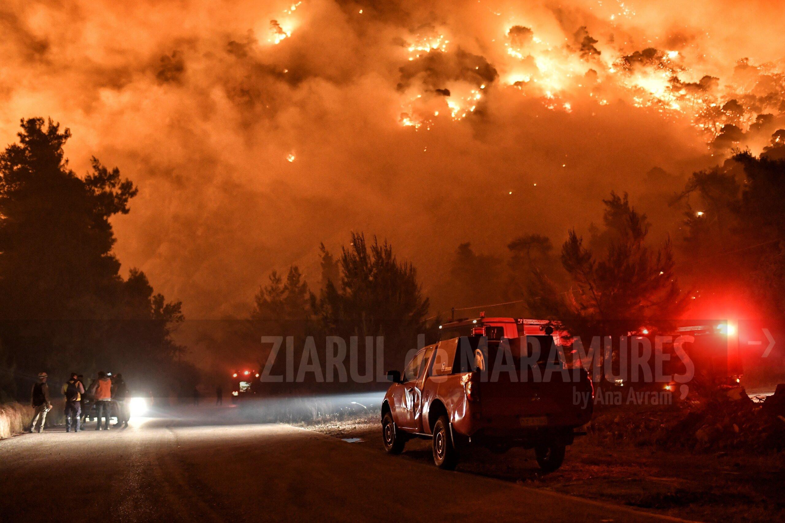 Cel puţin şase sate şi două mănăstiri din Grecia au fost evacuate din cauza unui amplu incendiu de vegetație