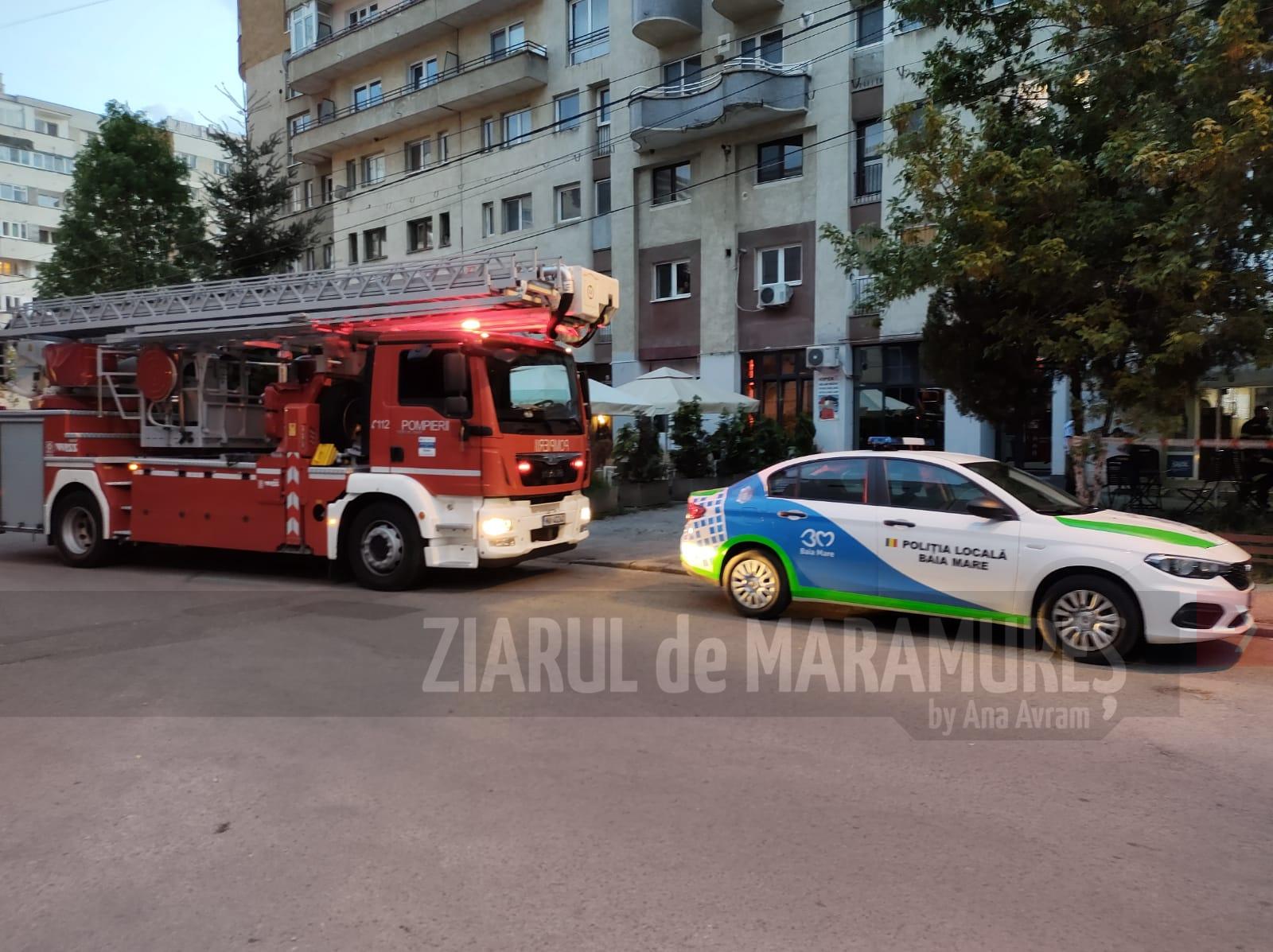 Bloc cu elemente decorative instabile pe strada Transilvaniei. Au intervenit polițiștii locali și ISU Maramureș
