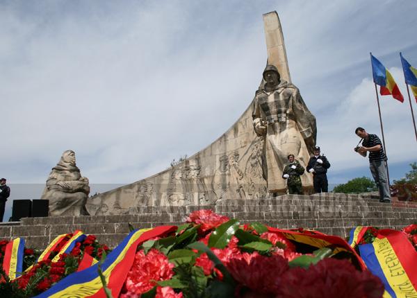 ”Ziua Eroilor”, manifestări comemorative la ”Monumentul Ostaşului Român” din Baia Mare