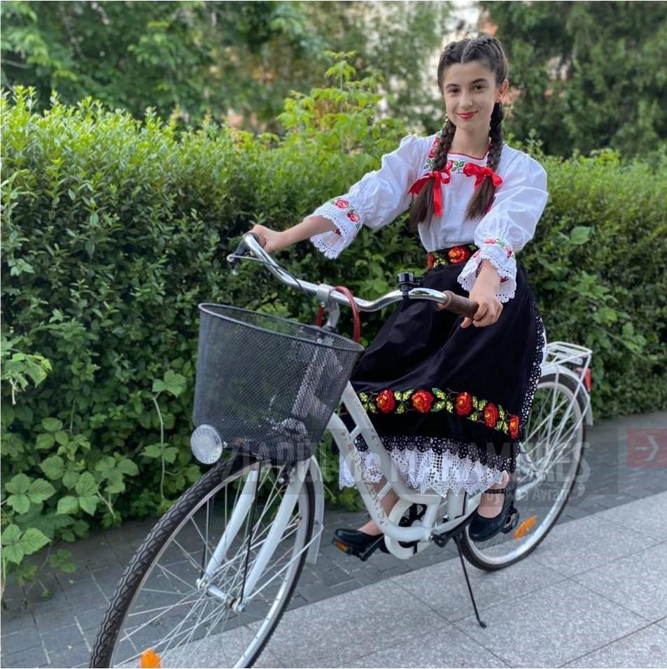 Inedit: O plimbare cu bicicleta prin municipiul Baia Mare îmbrăcați în ii sau cămeși tradiționale