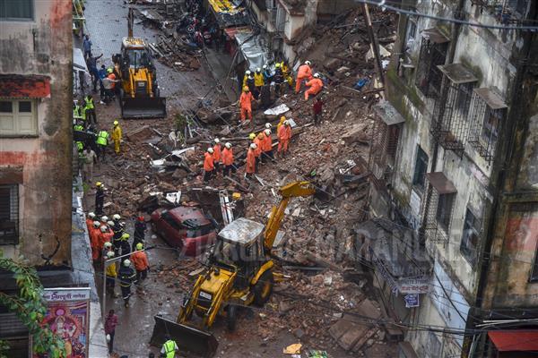 11 morți, printre care și șapte copii, în urma prăbușirii unei clădiri în orașul Mumbai, India