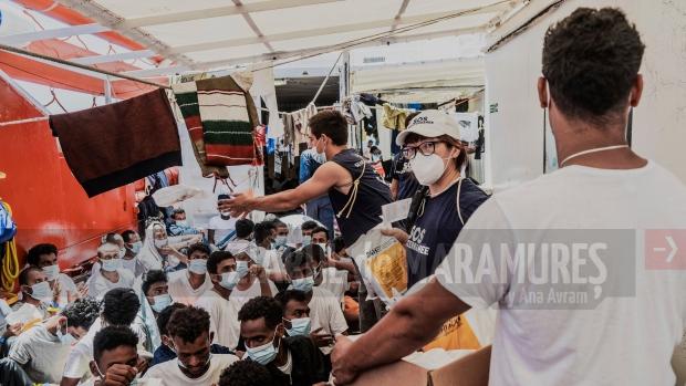 Italia a autorizat debarcarea în Sicilia a celor 572 de migranți salvați de nava Ocean Viking