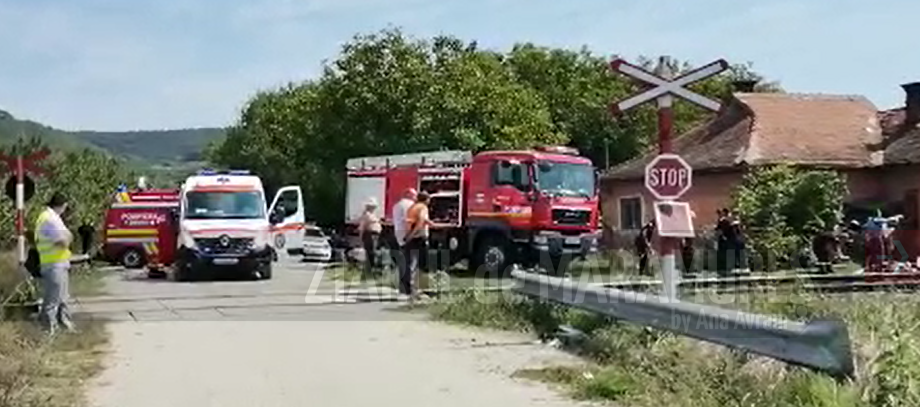 (VIDEO)Microbuz lovit pe calea ferată de Săgeata Albastră care circula pe relația Baia Mare-Cluj Napoca