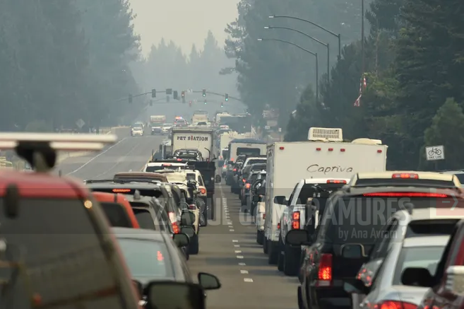 Mii de persoane au fost evacuate dintr-o zonă turistică din California amenințată de incendiul Caldor Fire