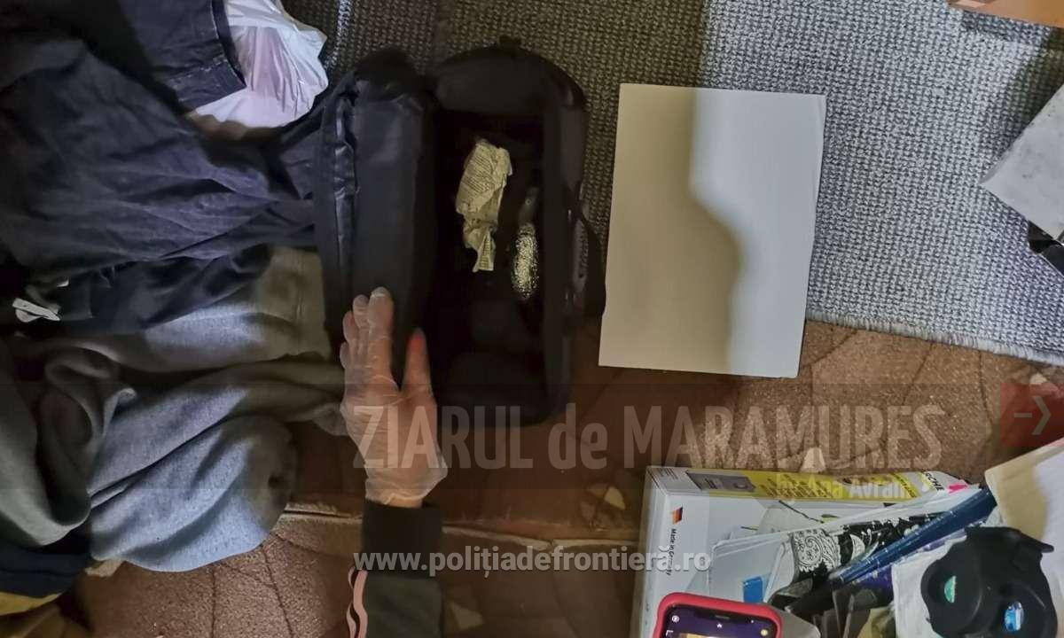 (FOTO)Percheziții la traficanții de droguri din Sighetu Marmației. Cannabis, MDMA și un revolver, găsite în locuințele acestora