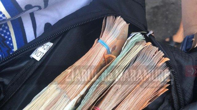 Și-a lăsat borseta cu 50.000 de euro în mașina deschisă. Ulterior s-a plâns polițiștilor că i-a dispărut valuta