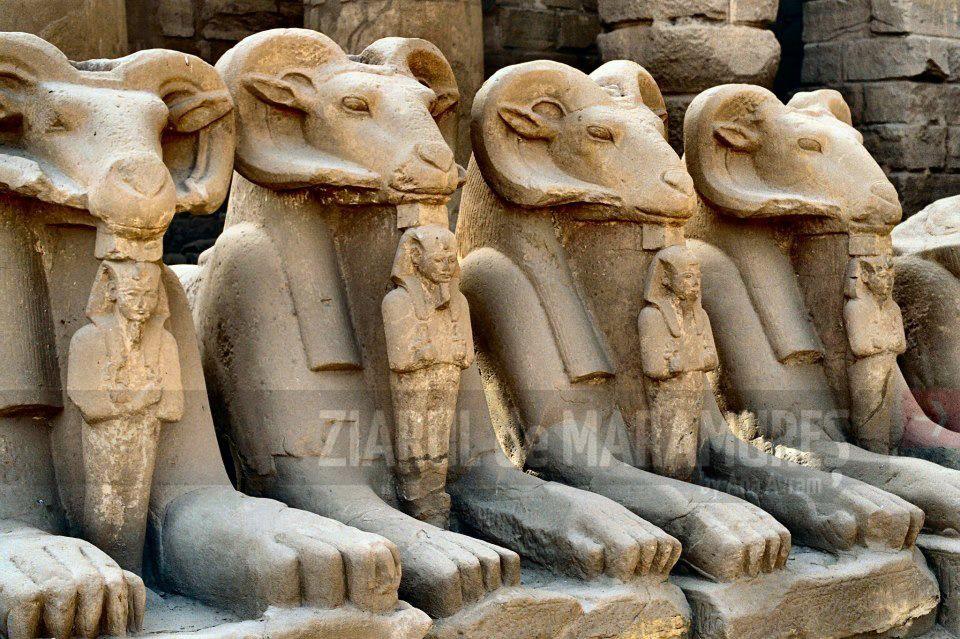 Trei statui gigantice descoperite la sud de celebrul templu al lui Amun din Karnak