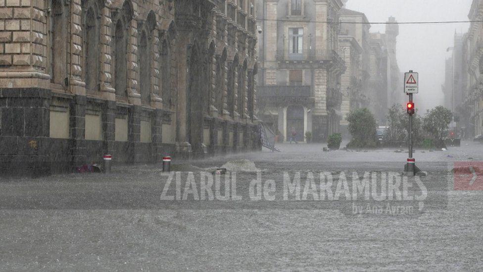 Un ciclon a transformat piețele unui oraș din sudul Italiei în lacuri