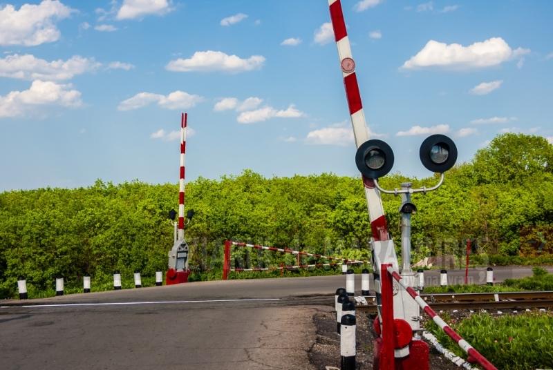 Un șofer grăbit a distrus bariera de la trecerea la nivel cu calea ferată din comuna Mireșu Mare