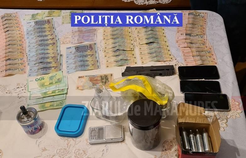 Bani proveniți din traficul de droguri, un pistol și alte obiecte ridicate de polițiști de la domiciliile a doi localnici din Vișeu de Sus