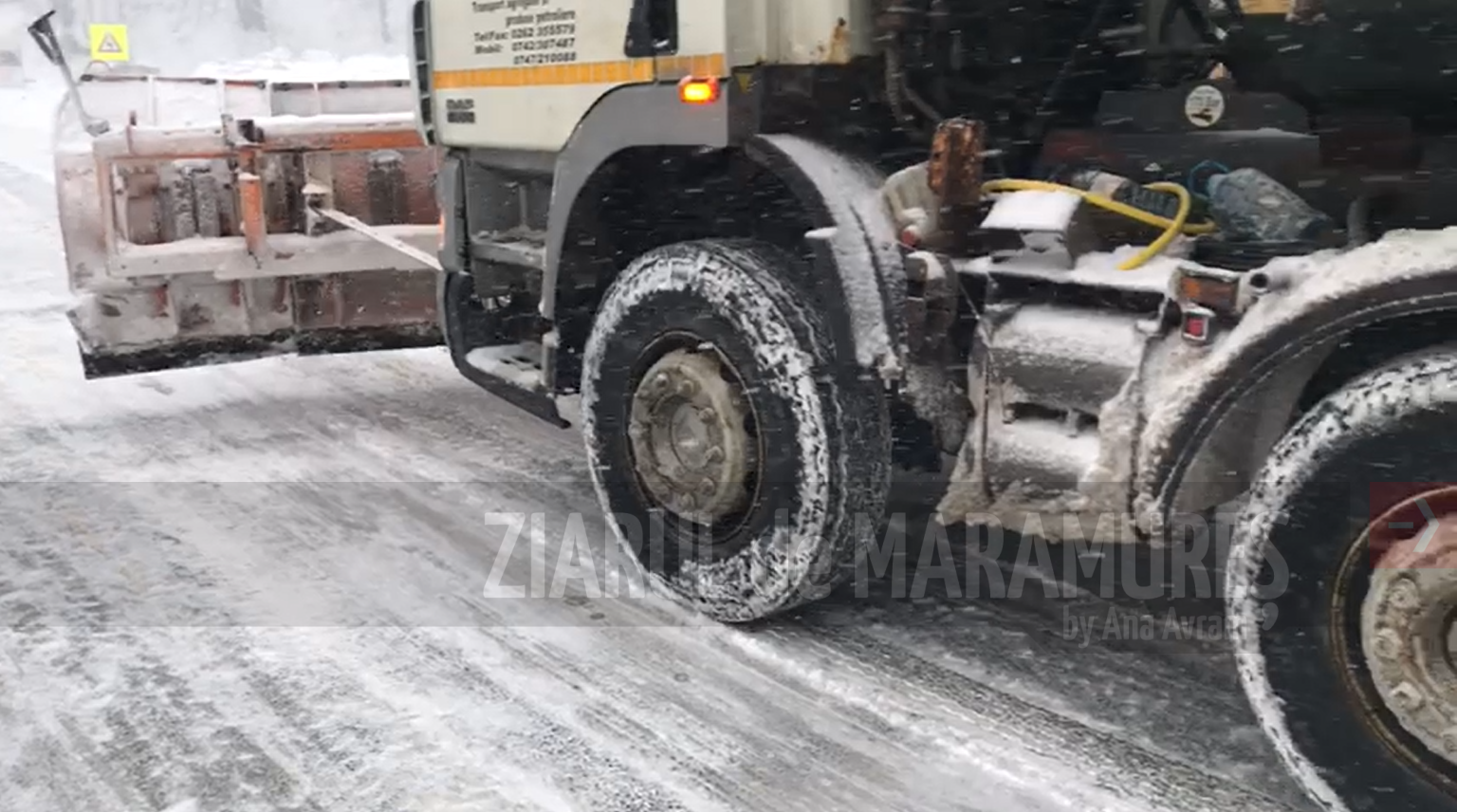 VIDEO-Trafic rutier în condiții de iarnă. Drumarii intervin in județ pentru îndepărtarea zăpezii de pe carosabil
