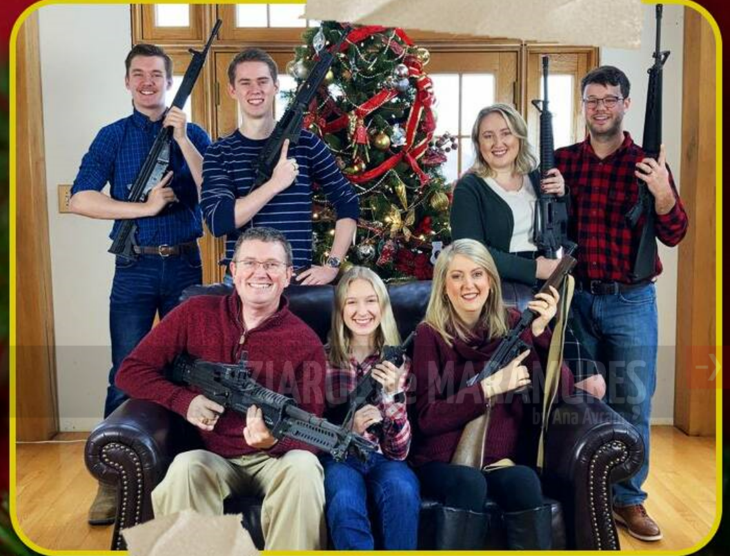 Polemică în SUA, după ce un ales republican a postat o fotografie cu familia sa, cu arme de foc în mână lângă bradul de Crăciun