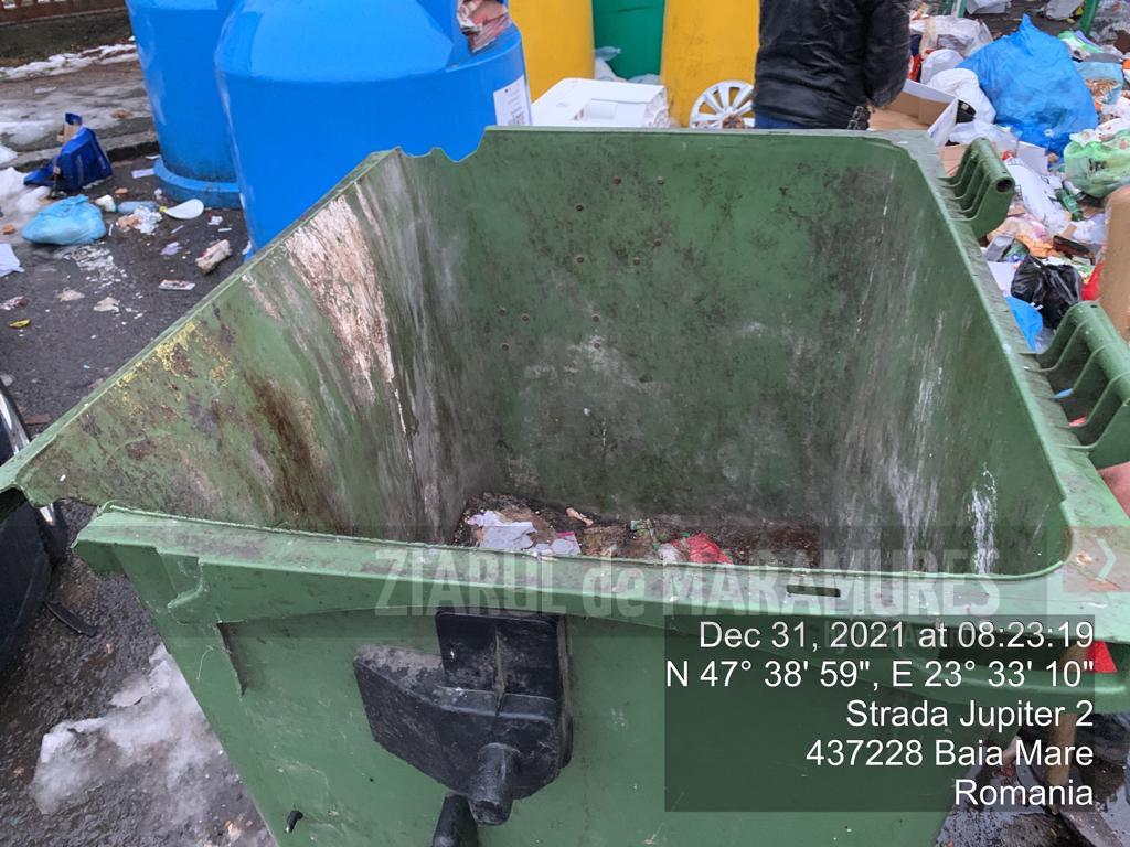 VIDEO-Băimărenii sunt vinovați! Nu și-au pus gunoiul în containerele goale. Apan: ”Se goliseră și lumea pusese în jurul lor”