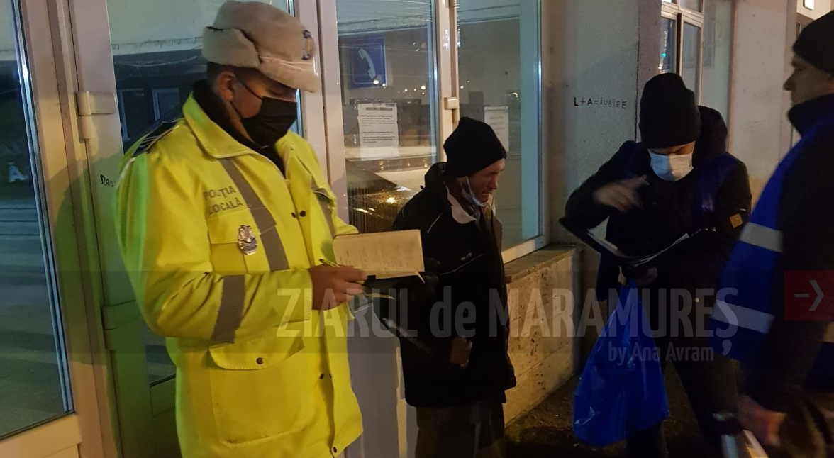 VIDEO-Cinci oameni ai străzii au primit ceai cald și sandviciuri după ce au refuzat să meargă la Azilul de Noapte din Baia Mare. Poliția locală face apel la cetățeni