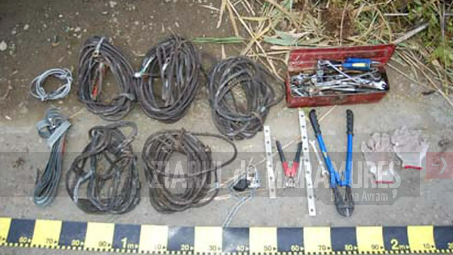 Hoți de cabluri cu inserție de cupru, săltați de polițiști. Aceștia au fost văzuți de un localnic de pe strada Victoriei din Baia Mare