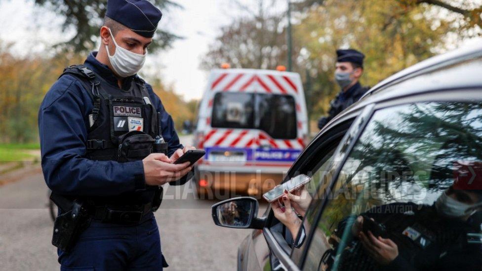 Mai mulți suspecți arestați în Franța după descoperirea unei rețele de certificate de vaccinare false