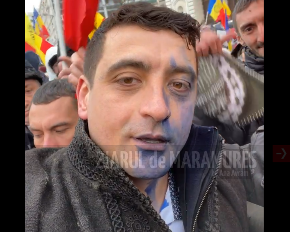 George Simion, stropit cu cerneală în timpul manifestărilor organizate în Piața Unirii din Iași
