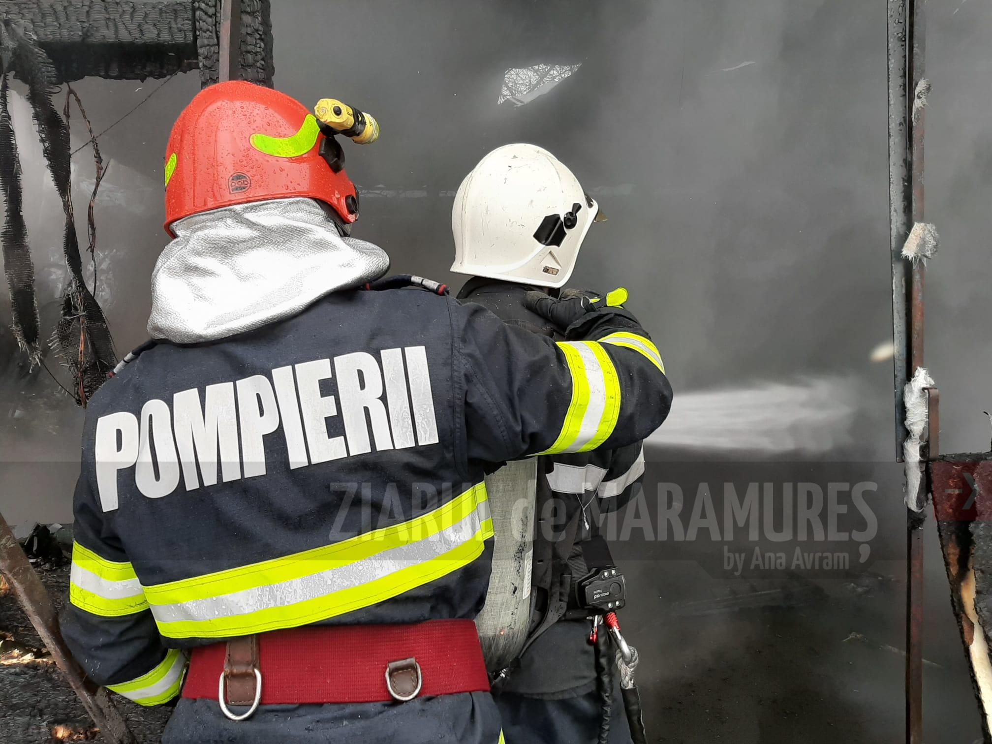 Incendiu la un service auto de pe str. V. Lucaciu din Baia Mare. Au intervenit patru echipaje de stingere