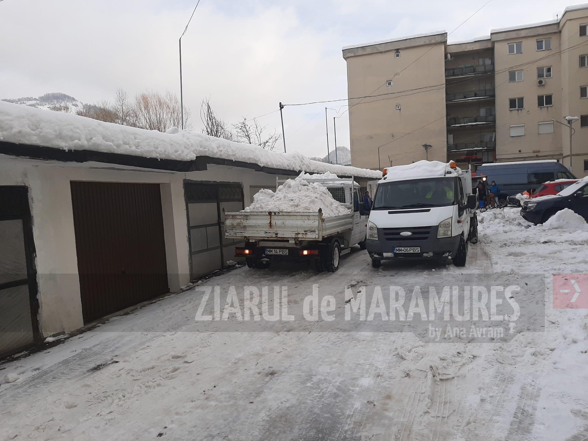 Baia Sprie: Angajații Direcției de Lucrări Publice au intervenit pentru debarasarea zăpezii din parcările blocurilor, dar și a căilor de acces