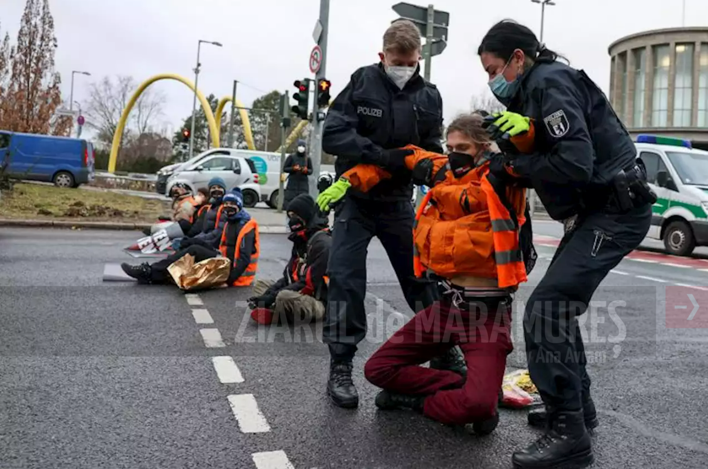 Germania: 11 activişti pentru climă s-au lipit cu o substanţă adezivă de asfaltul principalei autostrăzi care trece prin Berlin