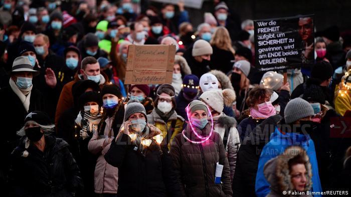 Germania: Mii de demonstranți în mai multe landuri împotriva restricțiilor antiepidemice