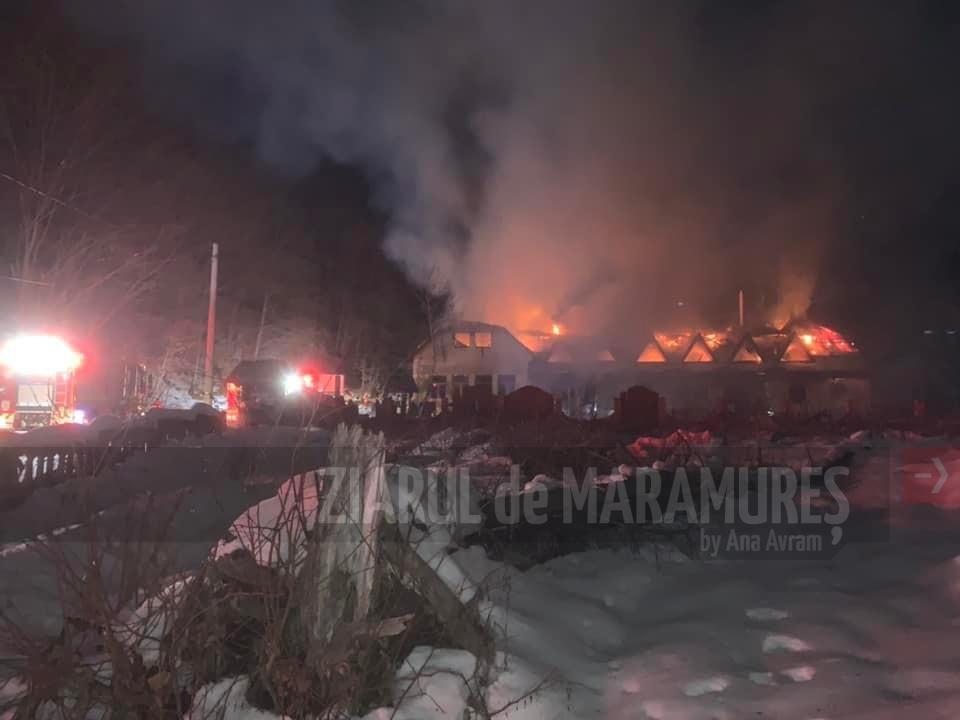 ACTUALIZARE: Focul de la Cabana Usturoiu a fost pus intenționat//28 de pompieri intervin pentru stingerea focului izbucnit la fosta CABANĂ USTUROIU din Baia Mare