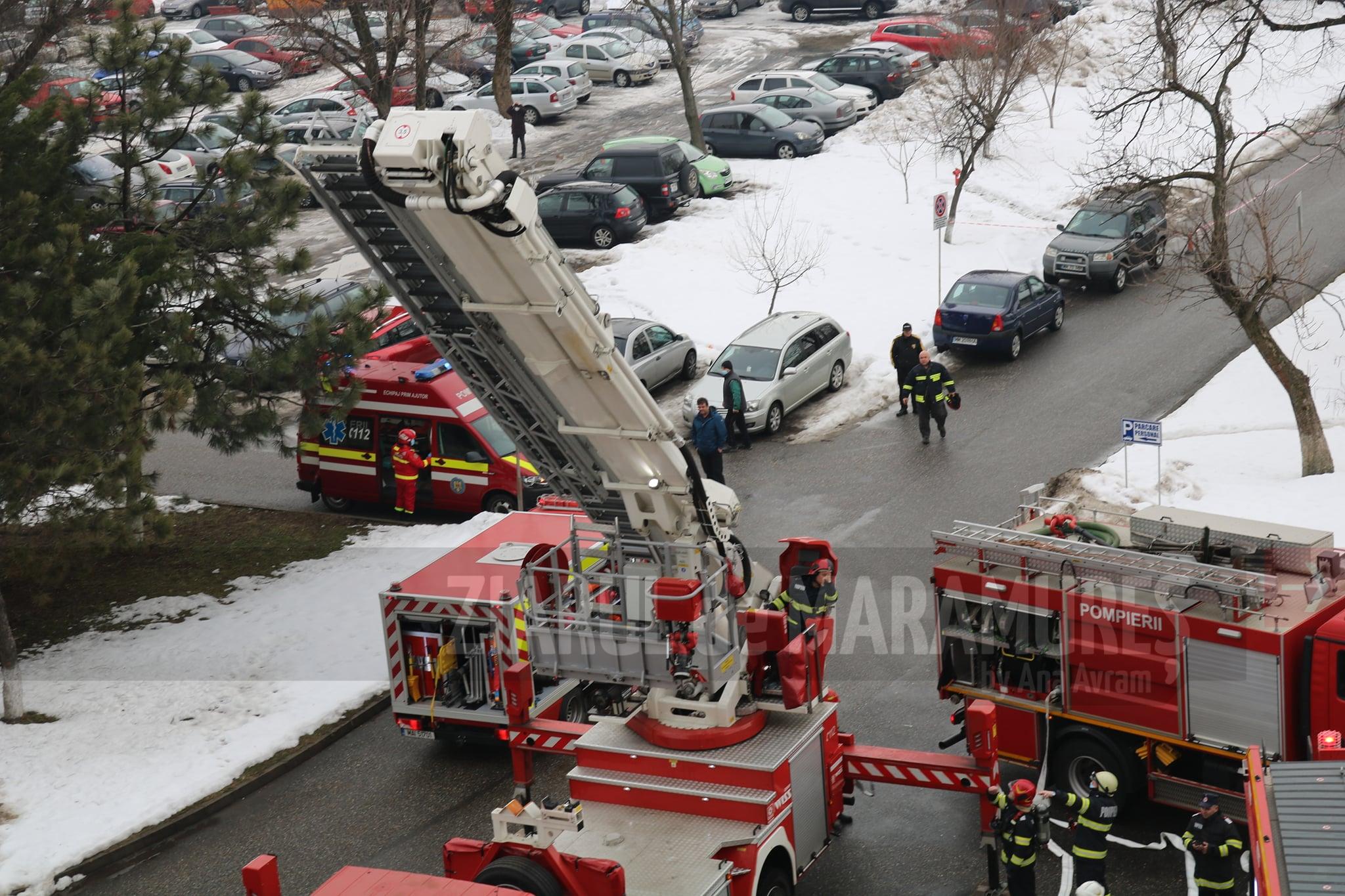 (FOTO)Exercițiu: Incendiu izbucnit la etajul al III-lea la Spitalul Județean din Baia Mare