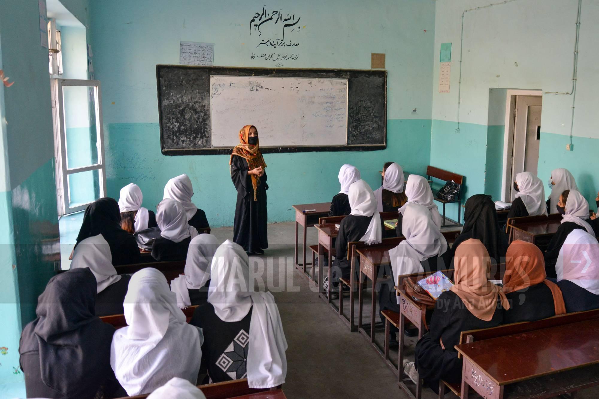 Afganistan: Talibanii au ordonat închiderea colegiilor şi liceelor pentru fete la doar câteva ore după redeschiderea lor
