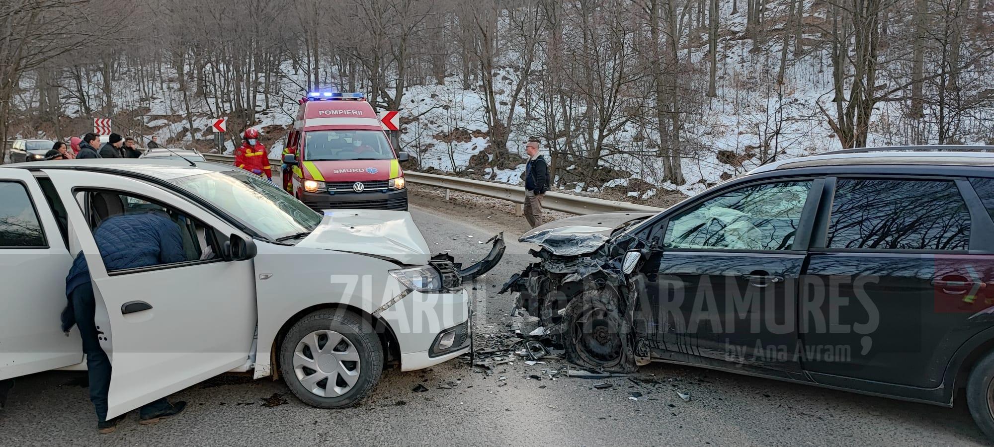 (FOTO)Un șofer din Vișeu de Sus a intrat frontal cu autoturismul într-o altă mașină condusă de un băimărean