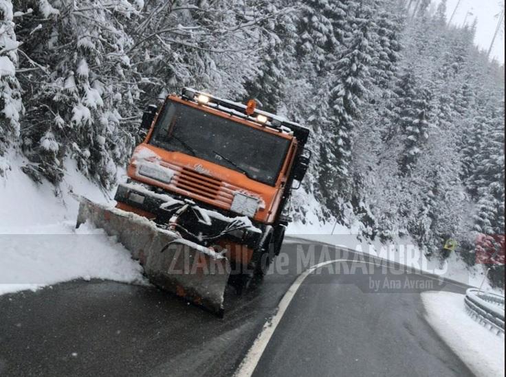 A nins în cursul nopții, în Pasul Prislop. Drumarii au răspândit 59 de tone de material antiderapant