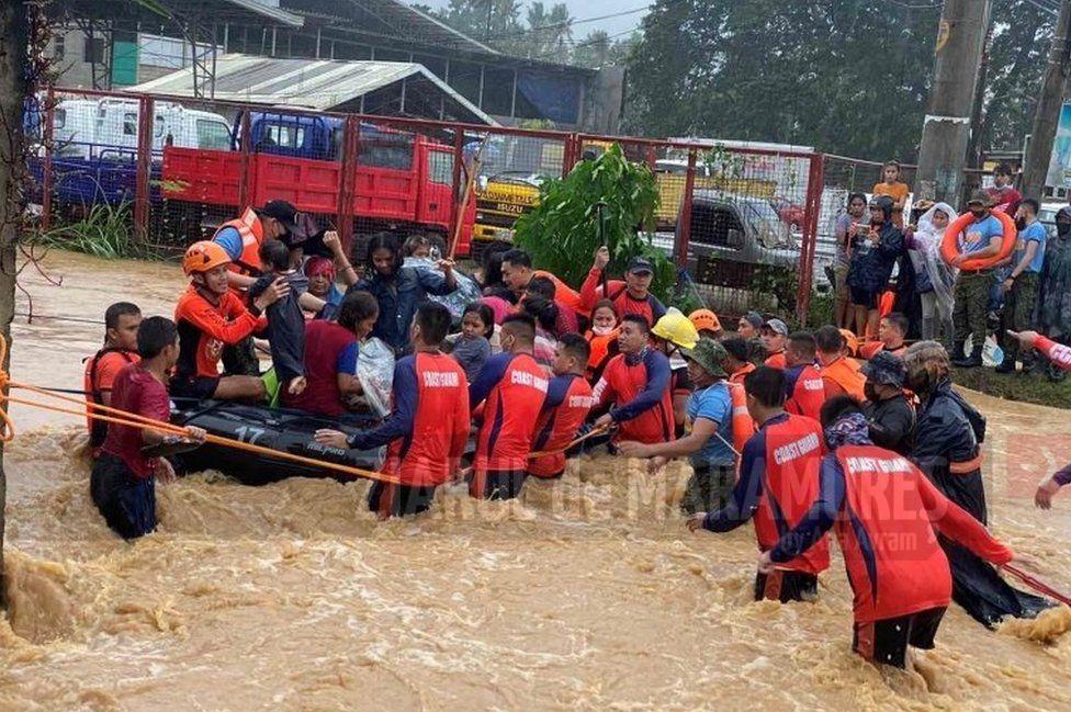 Un mort și 17.000 de persoane strămutate după prima furtună tropicală care a lovit Filipine în acest an