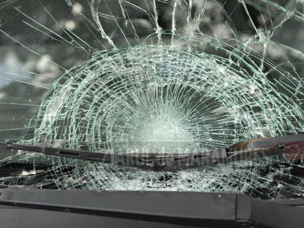 Cu o bâtă de baseball, a distrus mai multe autoturisme parcate pe strada Victoriei din Baia Mare