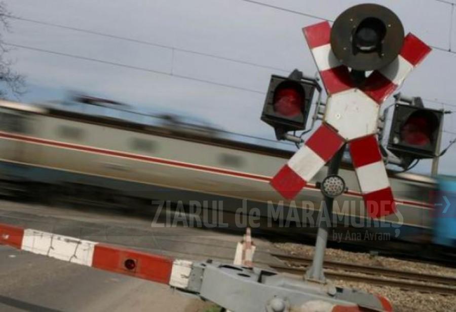 Autospecială acroșată de un tren care se îndrepta dinspre Baia Mare spre Țicău