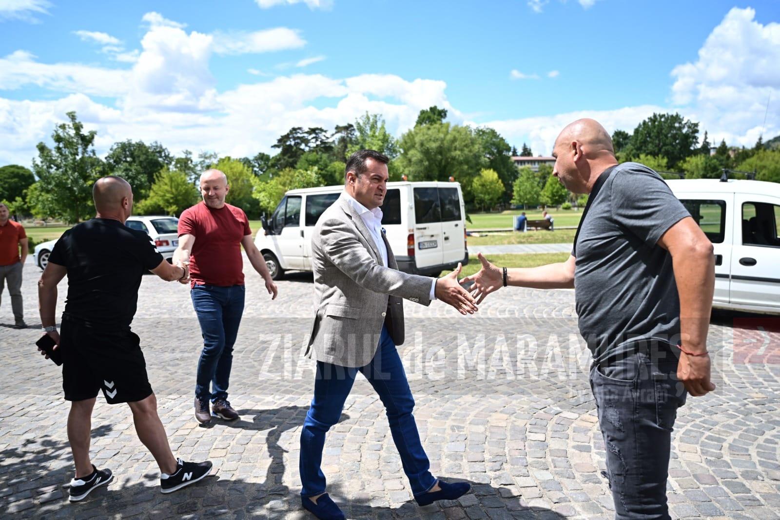 Primarul Cătălin Cherecheș s-a întâlnit cu fotbaliștii de la Minaur și a verificat stadiul lucrărilor de la vestiare