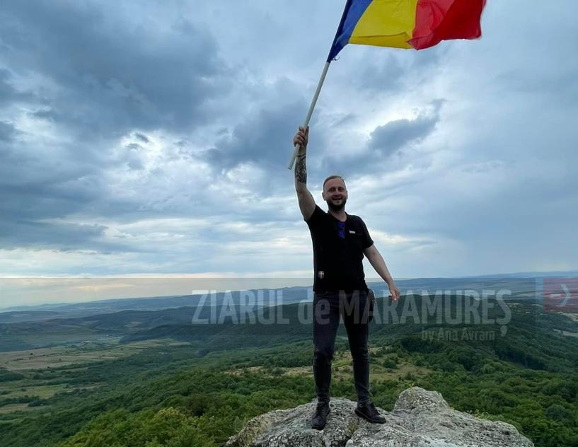 Deputatul AUR Maramureș, Darius Pop a arborat tricolorul românesc în vârful Cetății Ciceului