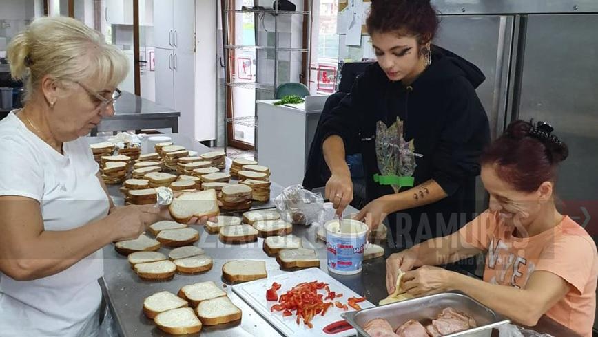 (FOTO)Peste 100 de sandvișuri și 80 de plăcinte au fost pregătite în timp record în Baia Mare și Satu Mare