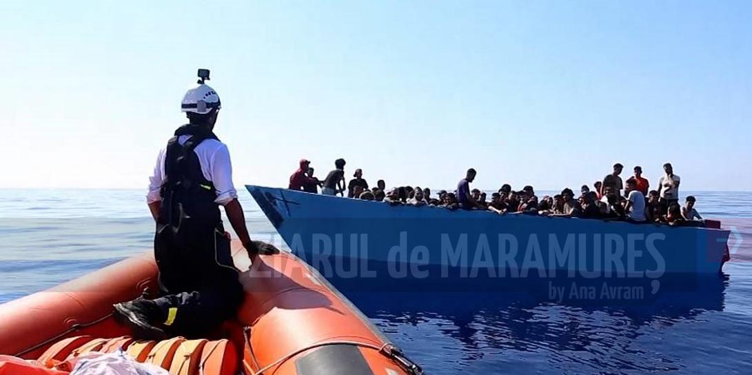 O navă umanitară germană a recuperat de pe mare mai multe grupuri de migranţi