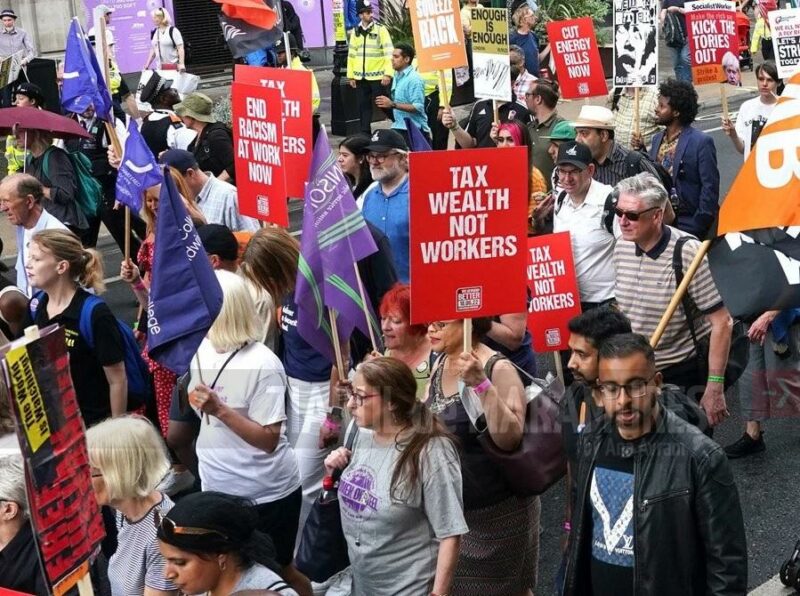 Marea Britanie: Mii de britanici au ieşit în stradă pentru a protesta faţă de creşterea costului vieţii